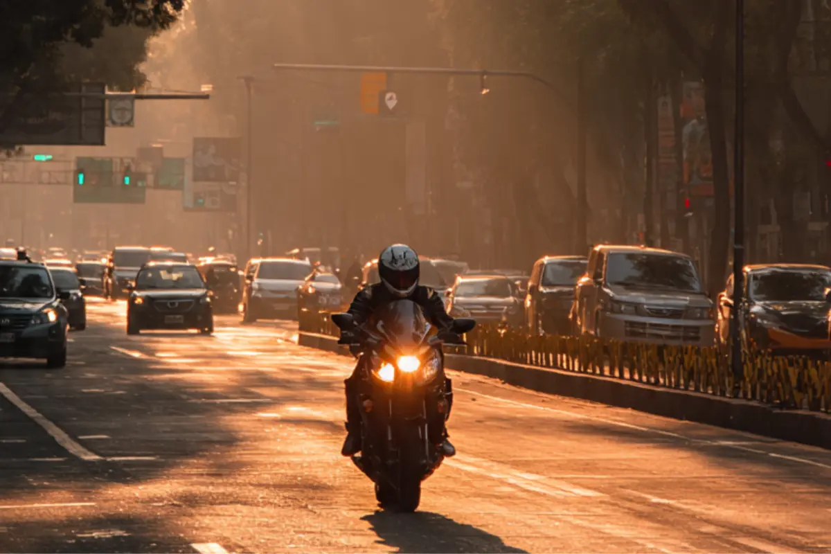 Circulación de motociclista en CDMX. Foto: IA