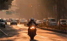 ¿Pueden los motociclistas transiten entre carriles en CDMX? Esto dice el reglamento de tránsito