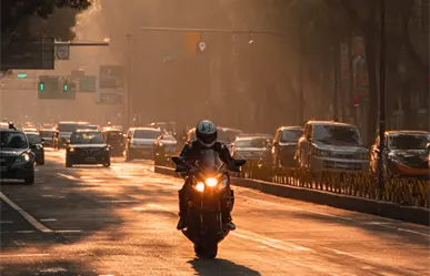 ¿Pueden los motociclistas transiten entre carriles en CDMX? Esto dice el reglamento de tránsito