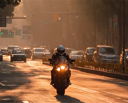 ¿Pueden los motociclistas transiten entre carriles en CDMX? Esto dice el reglamento de tránsito