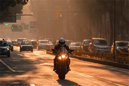 ¿Pueden los motociclistas transiten entre carriles en CDMX? Esto dice el reglamento de tránsito ¿Pueden los motociclistas transiten entre carriles en CDMX? Esto dice el reglamento de tránsito