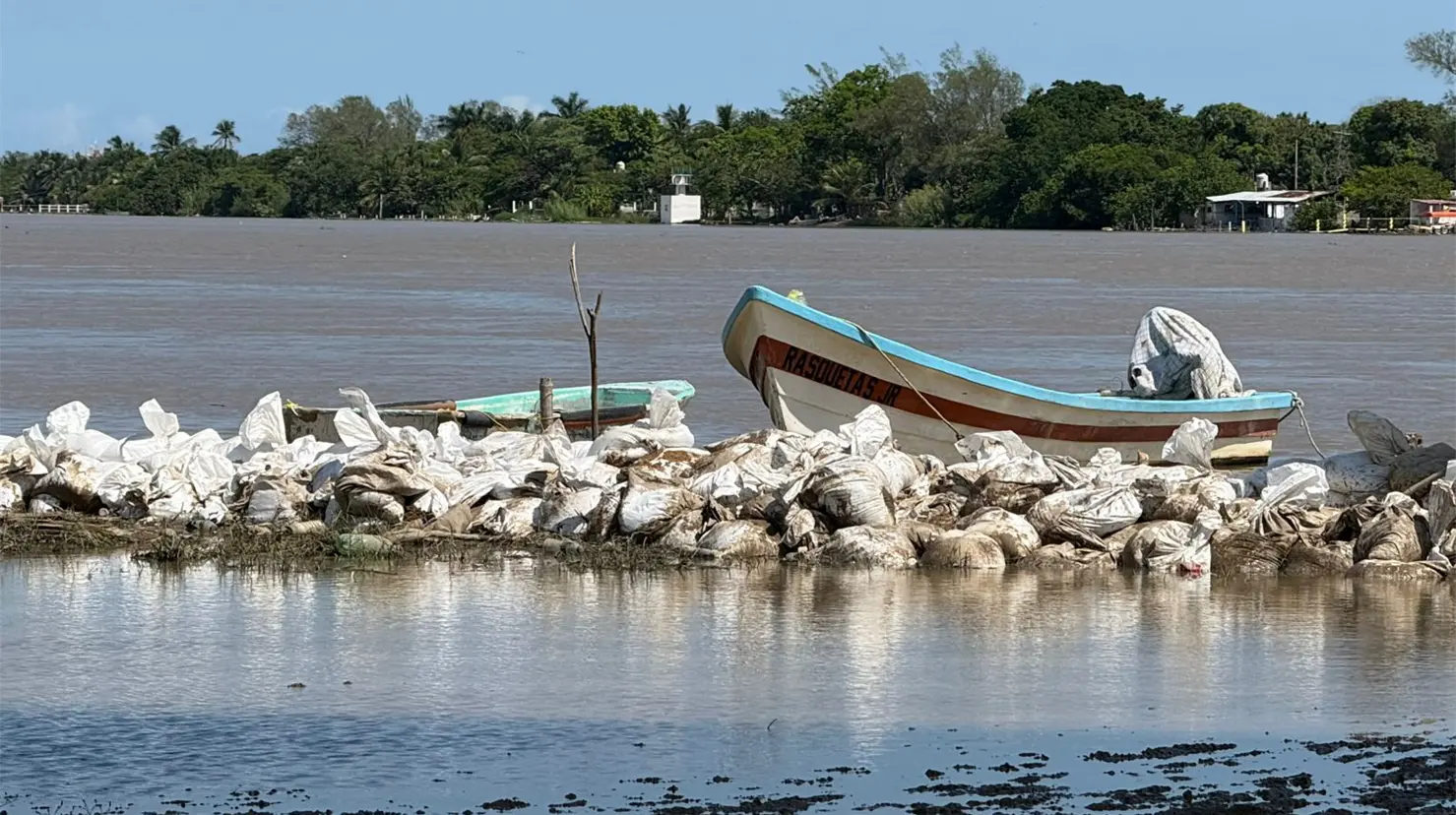 La colocación de costales río Pánuco es clave para reducir riesgos de inundación en Tampico ante el aumento histórico del nivel del agua.