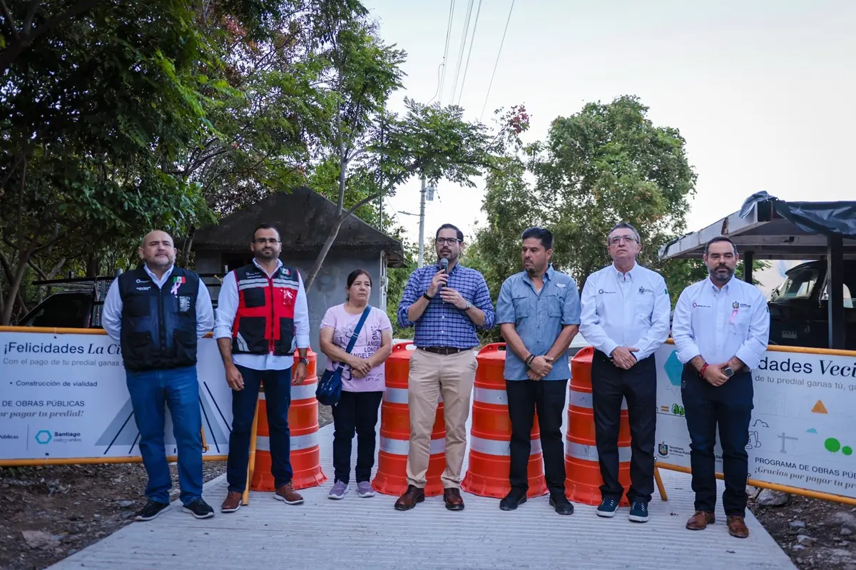 El alcalde de Santiago, David de la Peña, da un mensaje a los vecinos de La Cieneguilla durante la entrega de la calle Vista Hermosa. Foto: Gobierno de Santiago