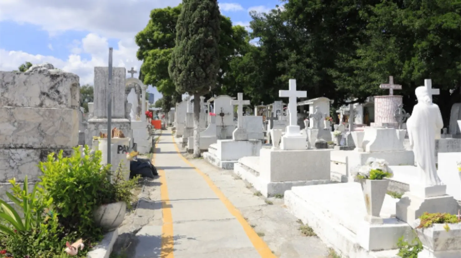 Los visitantes podrán recorrer los cementerios en un ambiente decorado y seguro Foto: Gobierno de Guadalupe