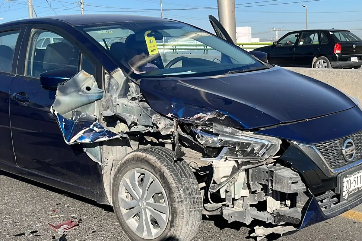 Elementos de Tránsito Municipal acudieron al lugar para tomar conocimiento del accidente y coordinar el retiro de los vehículos hacia un punto seguro./Foto: Marco Juárez