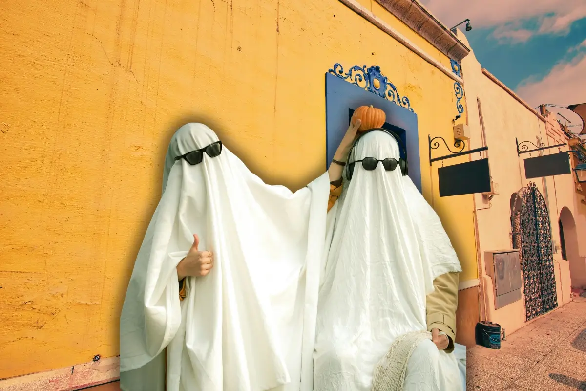 Barrio Antiguo y dos personas con disfraz. Foto: Canva