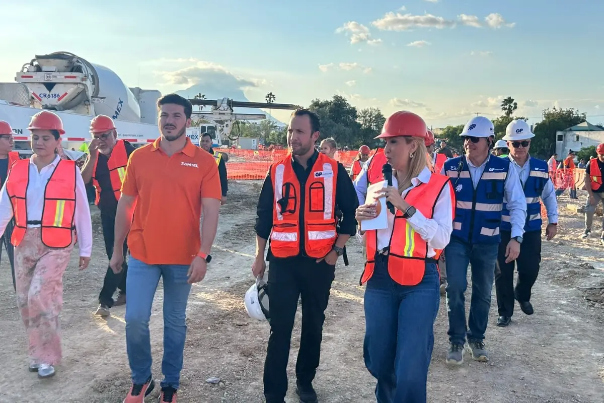 El gobernador de Nuevo León, Samuel García, en recorrido de las obras del nuevo Hospital Infantil. Foto: Jorge López