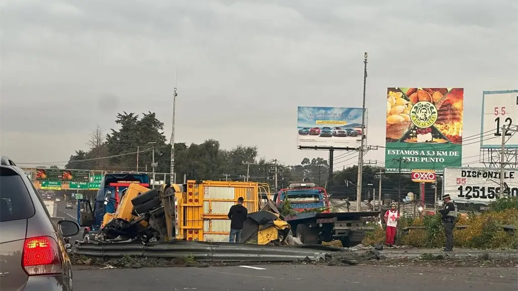 Tráiler vuelca en la México–Toluca y causa caos vial de más de cinco horas