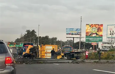 Tráiler vuelca en la México–Toluca y causa caos vial de más de cinco horas