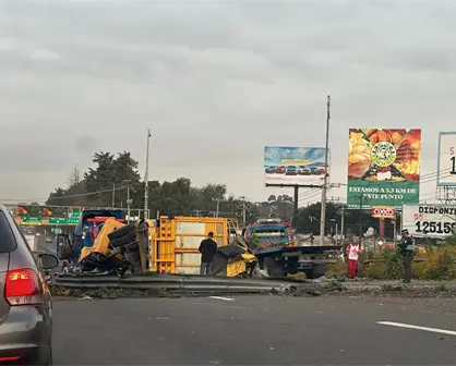 Tráiler vuelca en la México–Toluca y causa caos vial de más de cinco horas