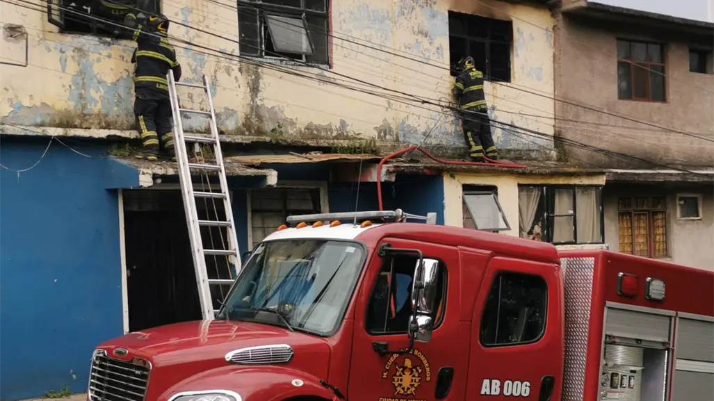 Fuerte incendio en la colonia El Mirador moviliza a bomberos de Tlalpan