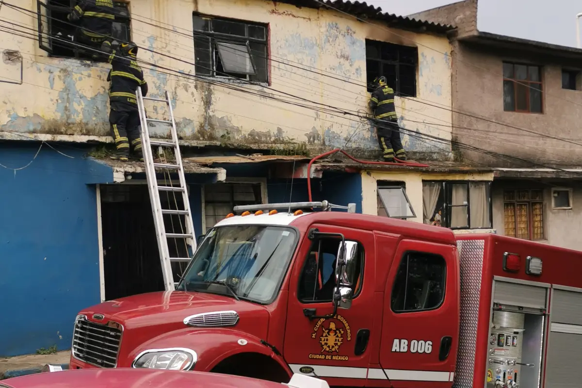 Bomberos apagando el fuego en calles de Tlalpan. Foto: Luis Antonio Alfaro
