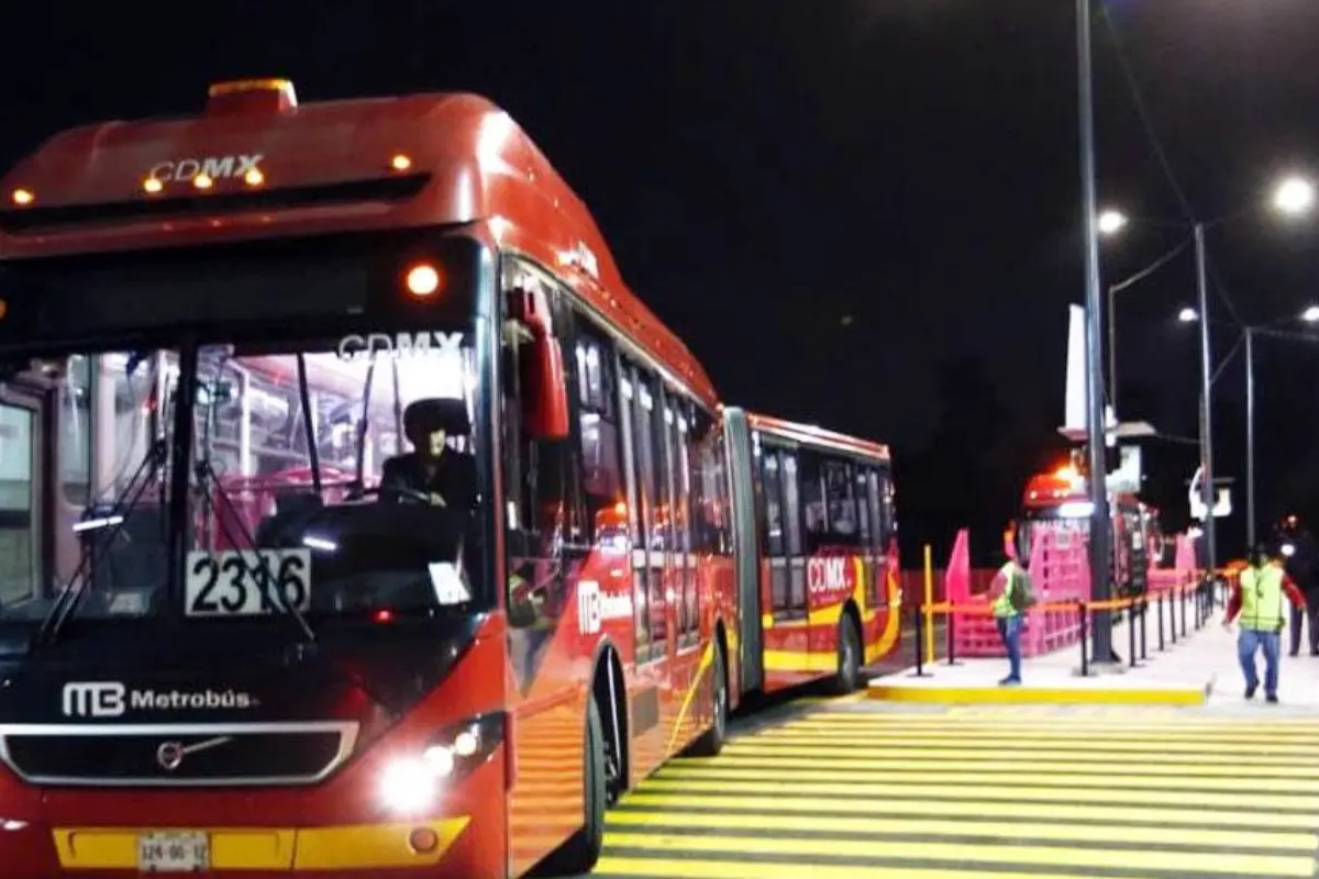 Metrobús de CDMX. Foto: @MetrobusCDMX | Canva
