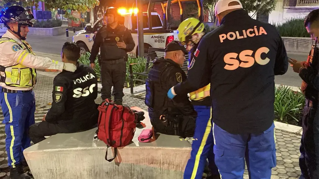 Patrulla de la CDMX es embestida en la Doctores; dos policías resultan lesionados