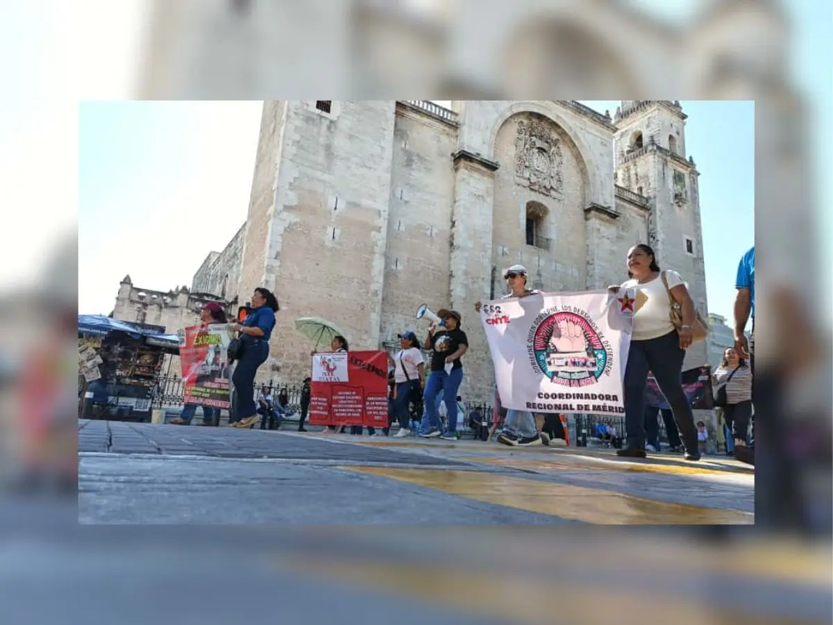Una protesta se registró esta mañana de viernes en el primer cuadro de la ciudad donde maestros que forman parte de la CETEY se unieron a las marchas como parte de un movimiento nacional para exigir respuesta a sus demandas laborales.- Fuente Christian Espadas