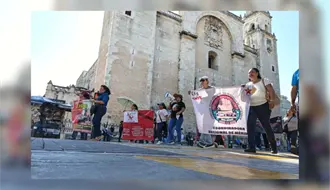 Maestros de la CETEY protestan frente a Palacio de Gobierno en Mérida por la falta de respuesta a sus demandas