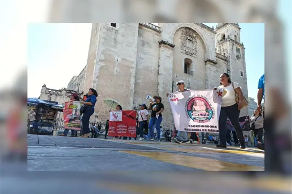 Maestros de la CETEY protestan frente a Palacio de Gobierno en Mérida por la falta de respuesta a sus demandas