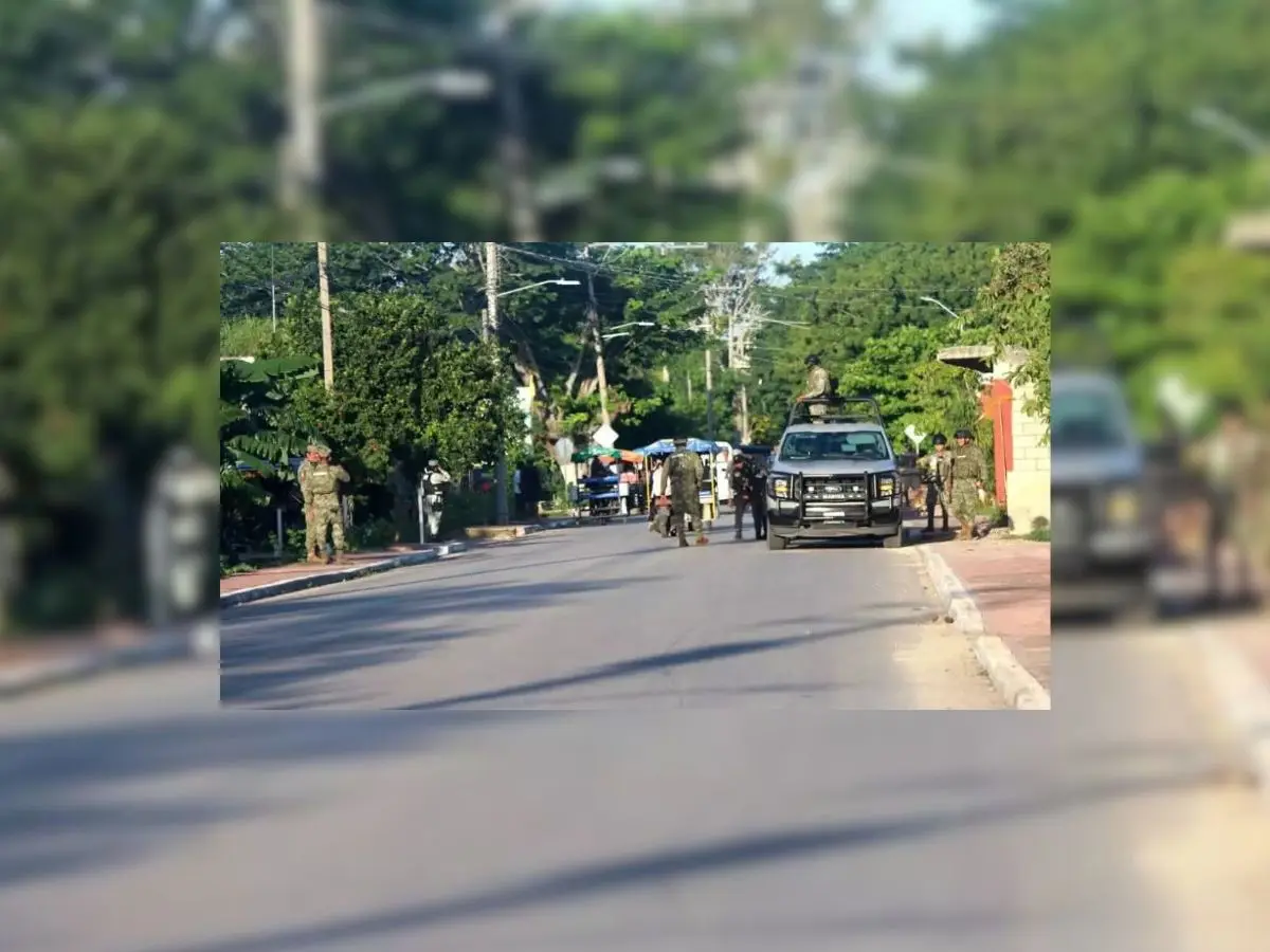 La mañana de este viernes la tranquilidad de Homún se vio alterada por un amplio operativo de seguridad para realizar un cateo en una vivienda de conocida familia de la comunidad, que dejó como saldo la detención de dos personas.- Fuente El Corresponsal de Yucatán