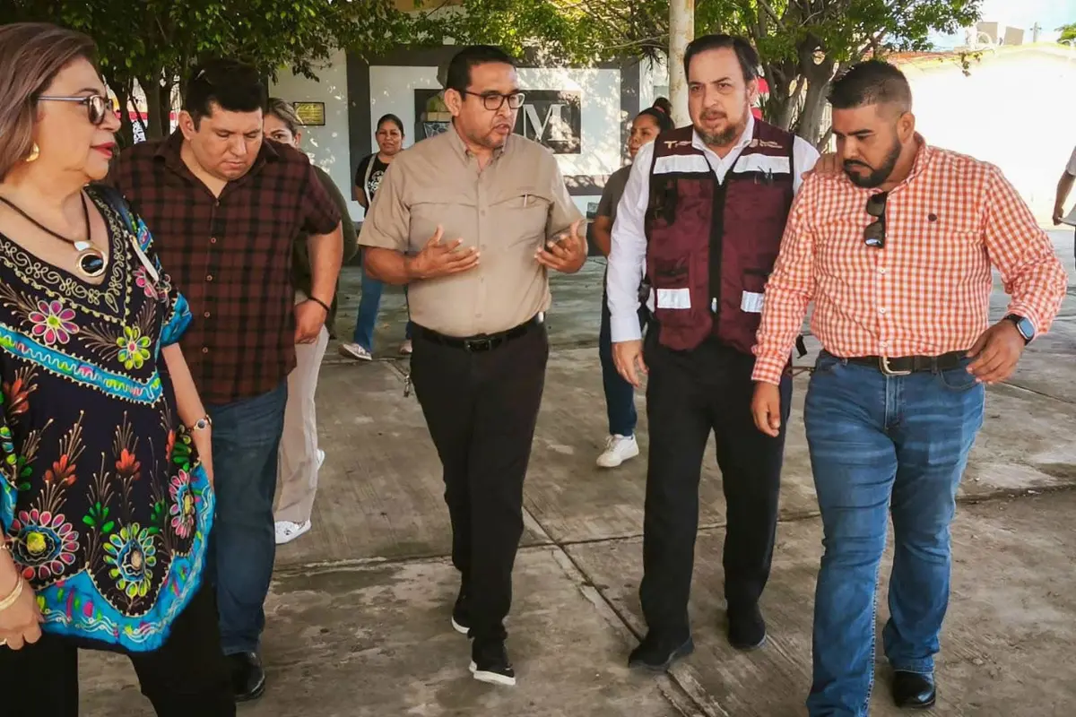Miguel Ángel Valdez García, secretario de educación se reunió con sector 18 de Madero para revisar afectaciones en escuelas | Foto: SET