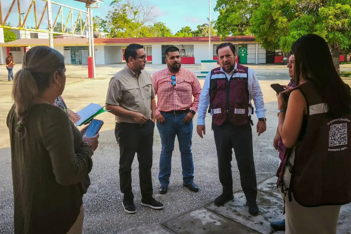 Miguel Ángel Valdez García, secretario de Educación, realiza recorrido en escuelas dañadas por las lluvias recientes | Foto: SET
