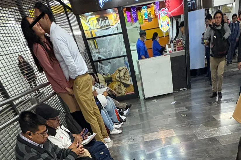 Pareja se toca en el Metro. Foto: X @MisterEF7