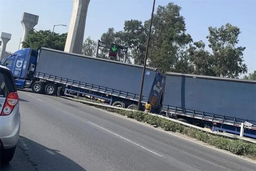 Tráiler en Periférico Norte. Foto: Especial