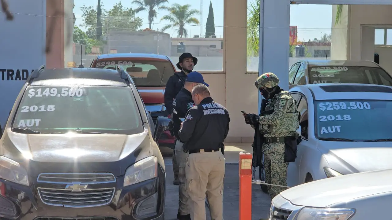 Este día se llevó a cabo un operativo especial en varios lotes de autos en la ciudad de Durango. | Foto: Luis Lozano.
