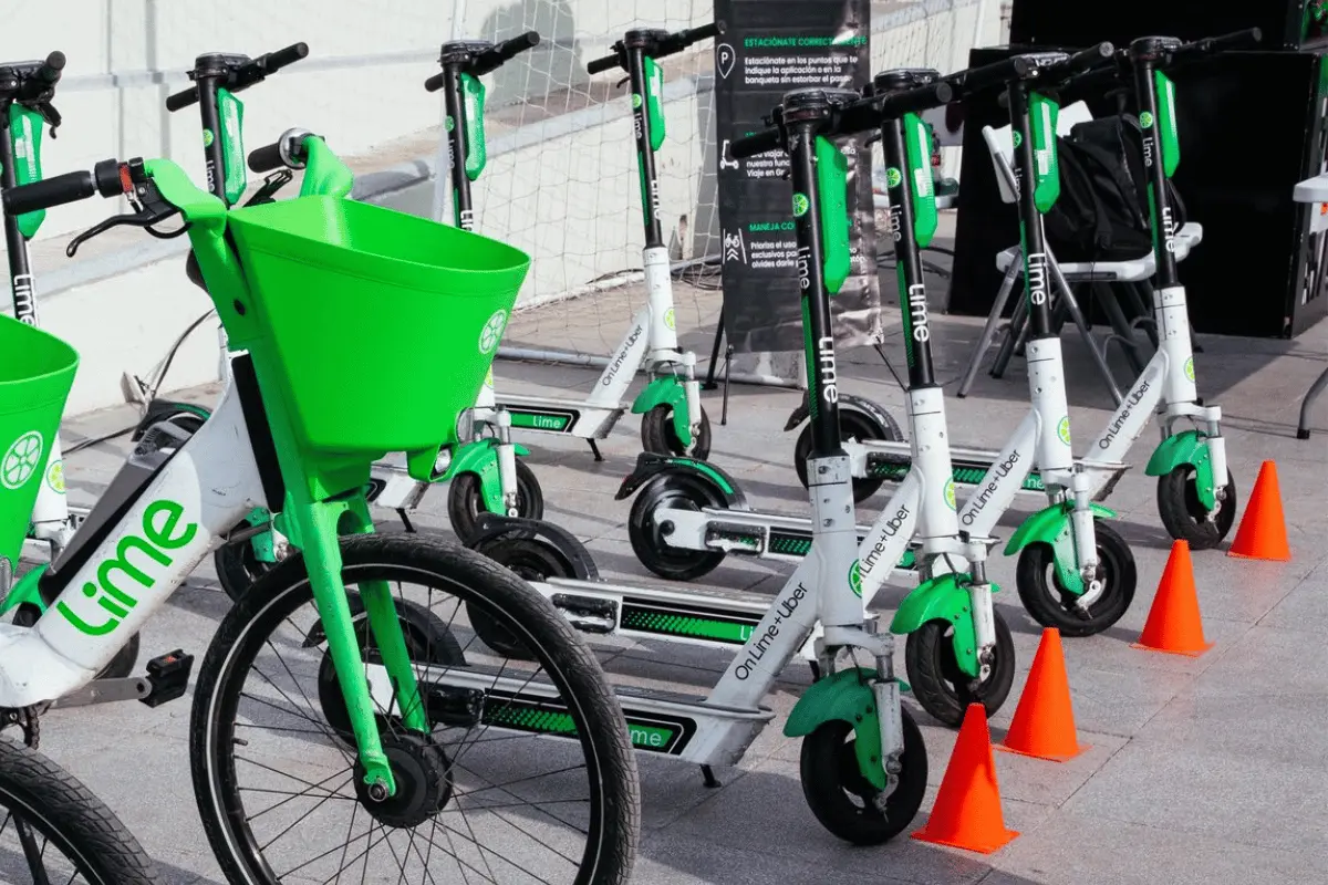 El objetivo es incentivar el uso de scooters y bicicletas eléctricas durante las primeras semanas, facilitando la experiencia a nuevos usuarios. Foto: Canva.
