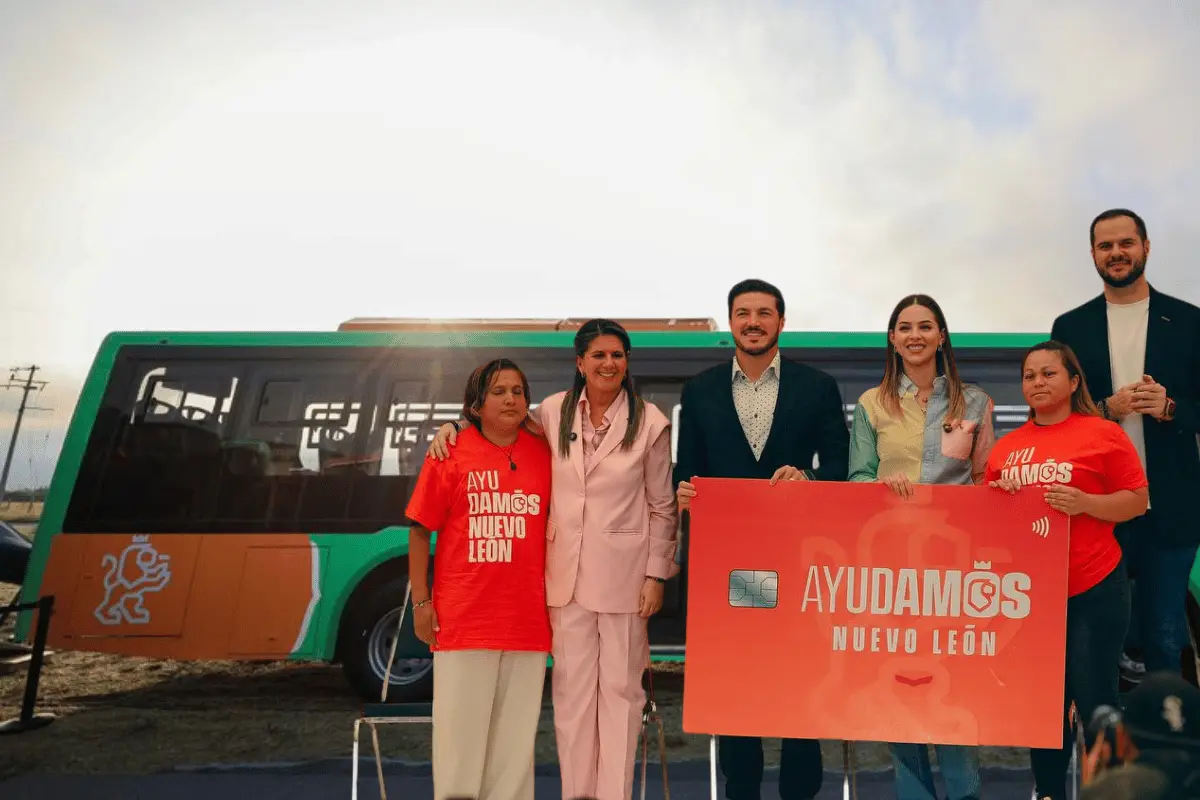 Si el transporte se usa antes de ese horario, se aplicará la tarifa normal de 10 o 15 pesos, fuera de hora pico será gratis. Foto: Gobierno de Nuevo León/Canva.