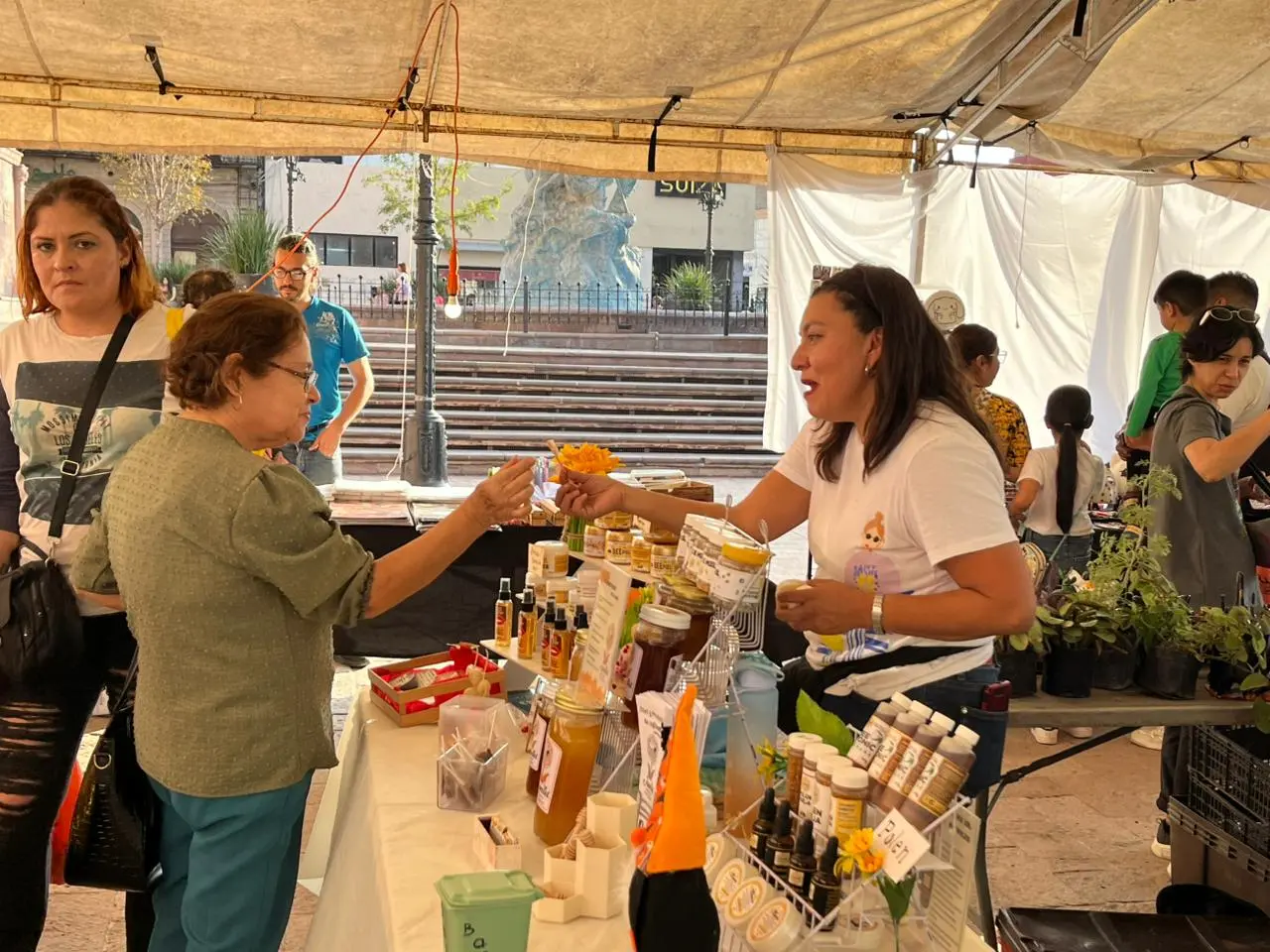 Continúa con gran éxito el Tianguis Cultural “Entrego punto medio”. (Fotografía: Leslie Delgado)