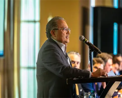 Andrés Mijes impulsa alianzas para mejorar la calidad del aire en Nuevo León