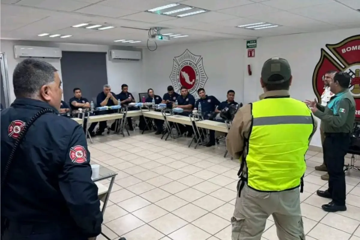 Durante el curso, los bomberos de Torreón aprendieron a reconocer los distintos tipos de sangrado y a aplicar correctamente torniquetes./Foto: Cortesía