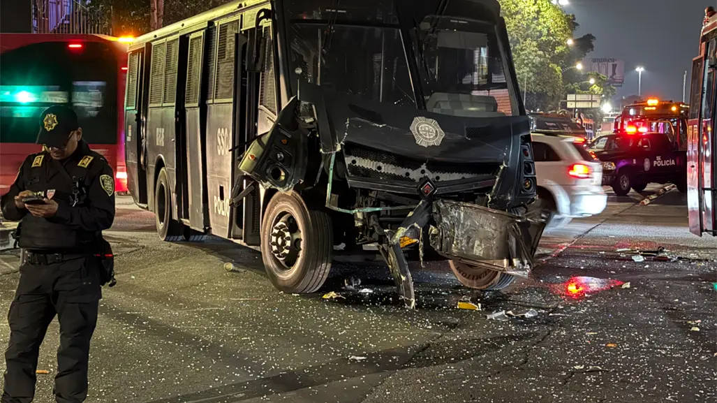 Camión de la SSC se pasa el alto y choca con Metrobús en Venustiano Carranza, CDMX