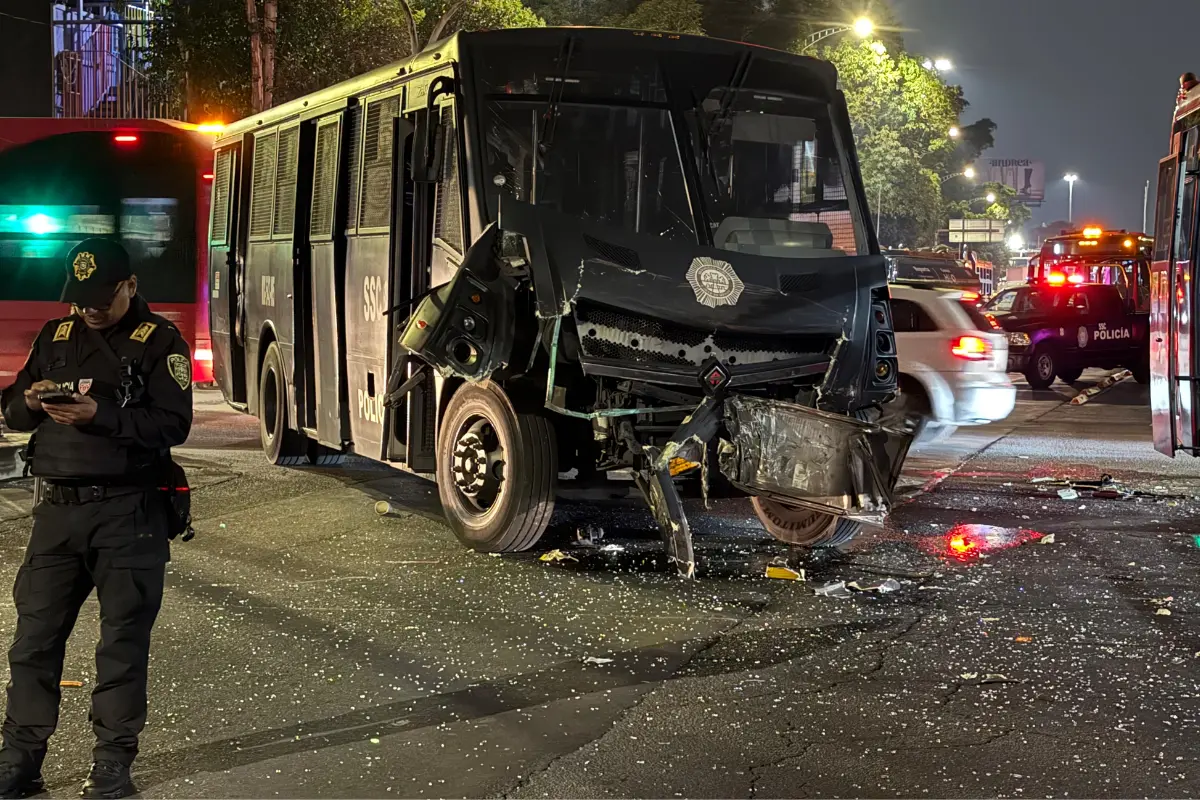 Camión de la SSC que chocó contra Metrobús en CDMX. Foto: Luis Antonio Alfaro