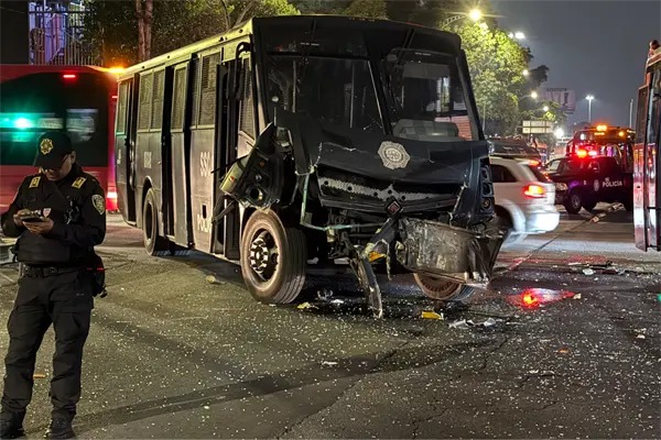 Camión de la SSC se pasa el alto y choca con Metrobús en Venustiano Carranza, CDMX