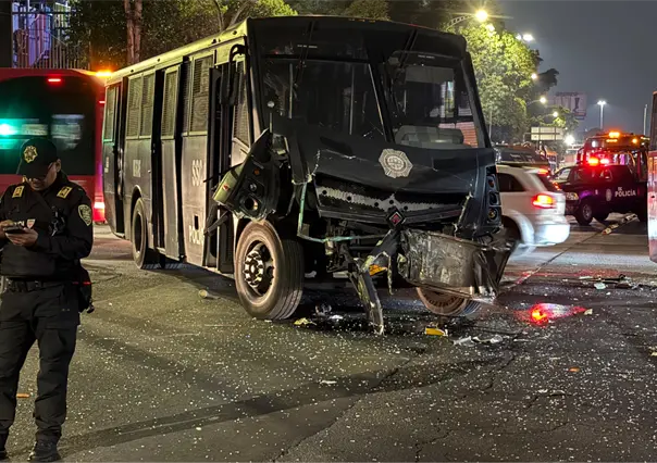 Camión de la SSC se pasa el alto y choca con Metrobús en Venustiano Carranza, CDMX
