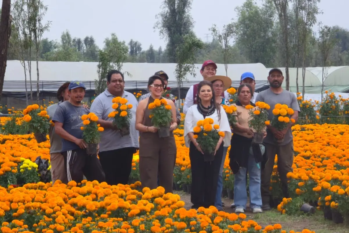 Clara Brugada en Xochimilco con cempasúchil. Foto: Gobierno de CDMX