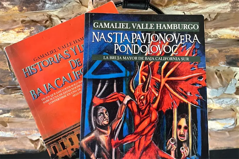 Algunos de los libros de historias y leyendas de Gamaliel Valle. Foto: Génesis Martínez.