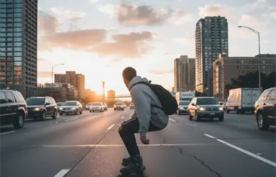 VIDEO | Joven patinador circula sin casco en carriles centrales de Calzada Ignacio Zaragoza