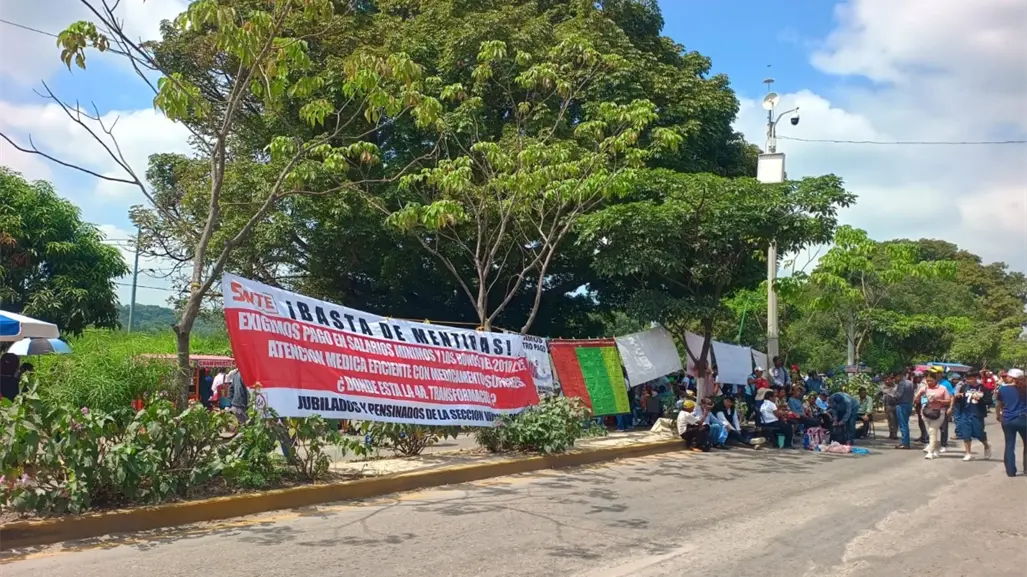 Maestros paralizan Tuxtla Gutiérrez, Chiapas, con bloqueos y manifestaciones | VIDEO