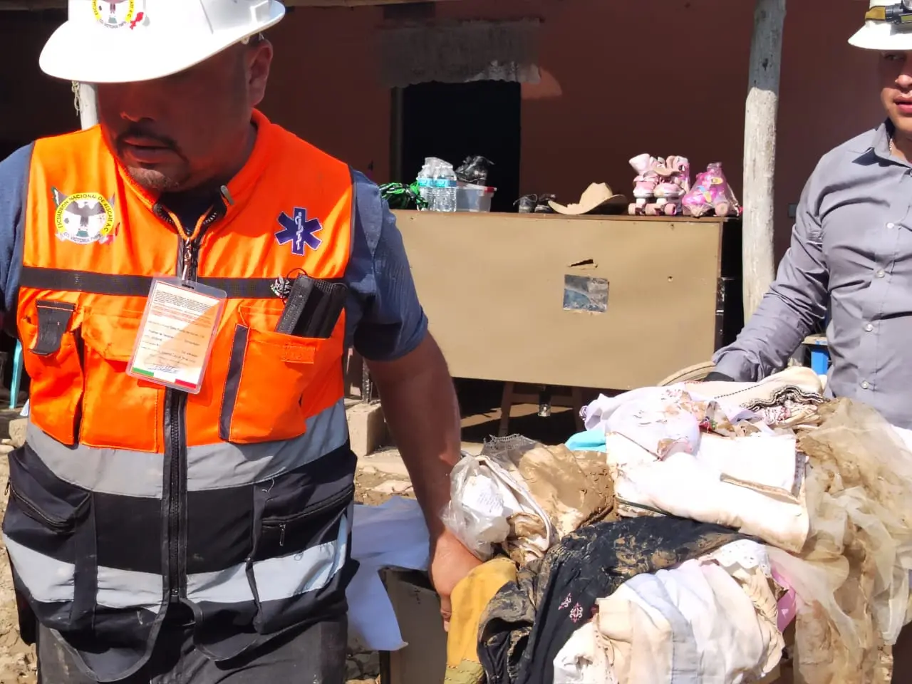 En tempoal, el escuadrón nacional de rescate distribuye víveres y ropa a familias afectadas por las recientes inundaciones en Veracruz.