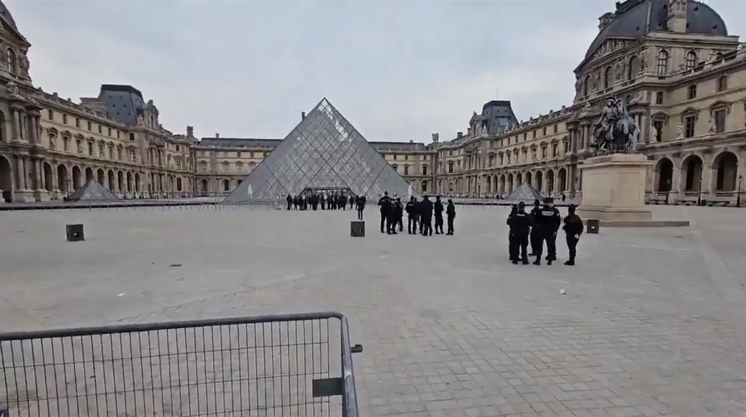 Roban joyas de Napoleón en el Museo del Louvre. Foto: X (@webnotitarde)