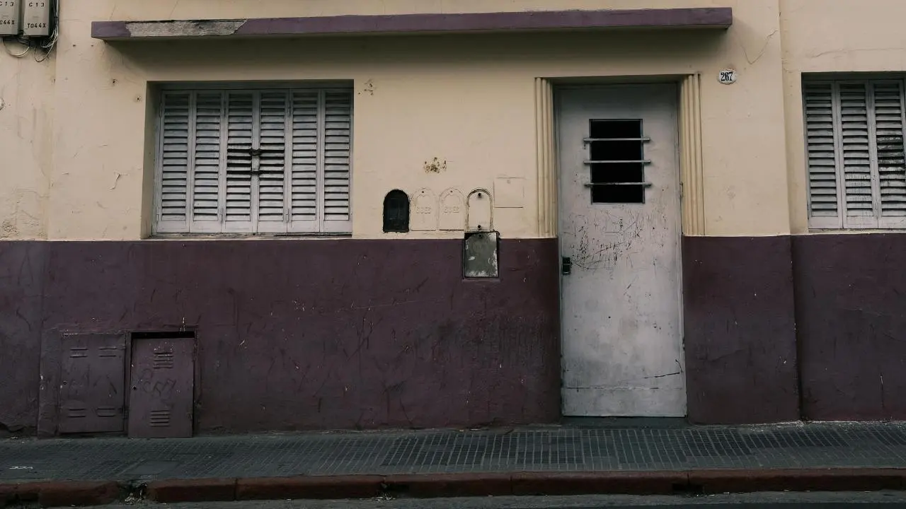 Casas sin gente, gente sin casa: el fracaso de la vivienda social en Edomex. Foto: Canva
