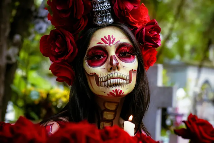 Experimenta el Día de Muertos en entornos costeros que ofrecen ofrendas y flores de cempasúchil con vistas al mar. Foto: Canva