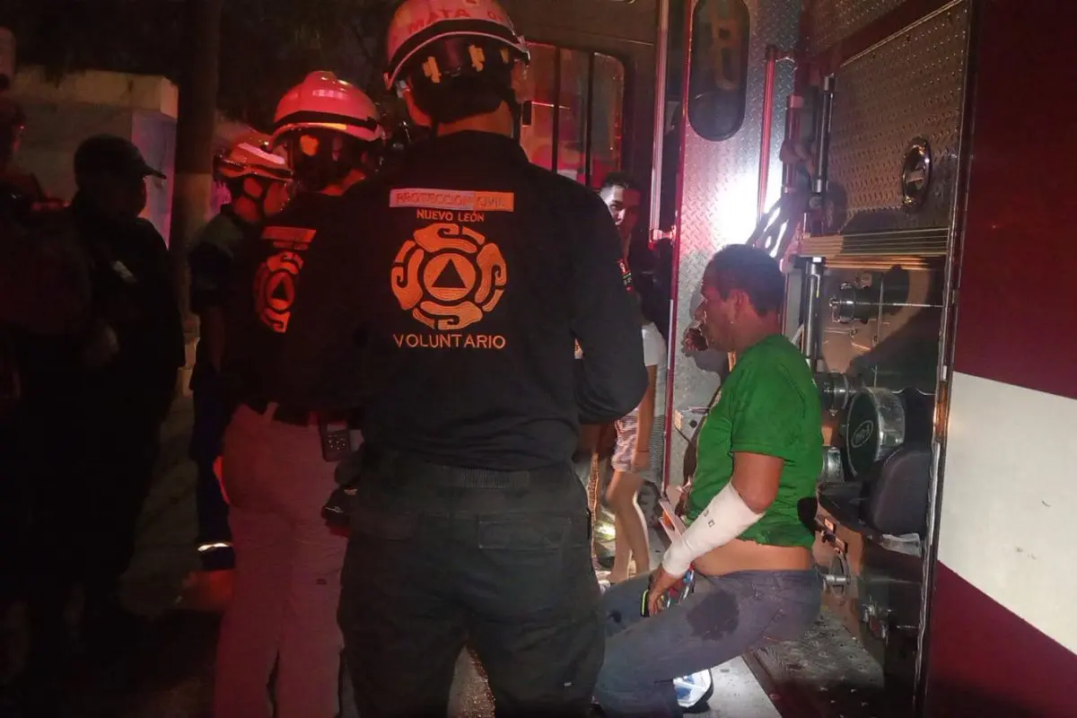 El hombre identificado como Rodolfo Saucedo, de 52 años, siendo atendido por elementos Foto: PCNL