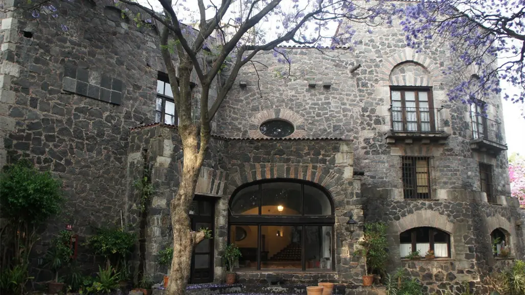 Mansión de El Indio Fernández: de fortaleza de piedra a santuario en Día de Muertos en Coyoacán