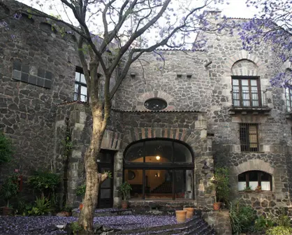 Mansión de El Indio Fernández: de fortaleza de piedra a santuario en Día de Muertos en Coyoacán
