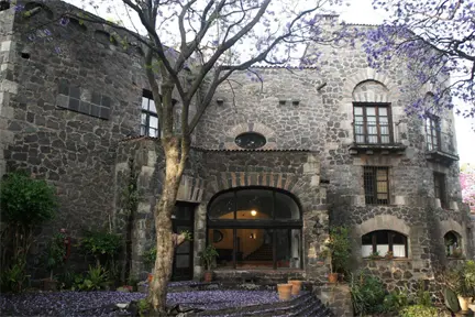 Mansión de El Indio Fernández: de fortaleza de piedra a santuario en Día de Muertos en Coyoacán Mansión de El Indio Fernández: de fortaleza de piedra a santuario en Día de Muertos en Coyoacán
