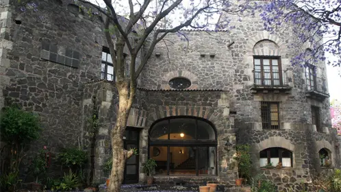 Mansión de El Indio Fernández: de fortaleza de piedra a santuario en Día de Muertos en Coyoacán