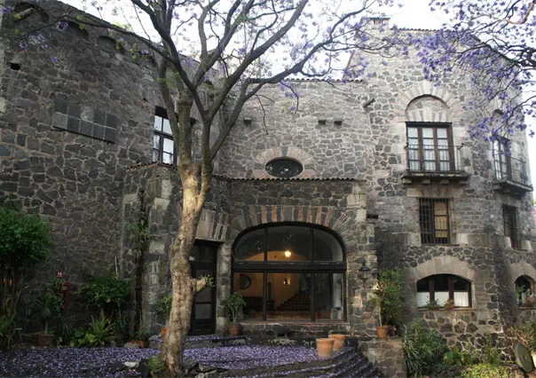 Mansión de El Indio Fernández: de fortaleza de piedra a santuario en Día de Muertos en Coyoacán